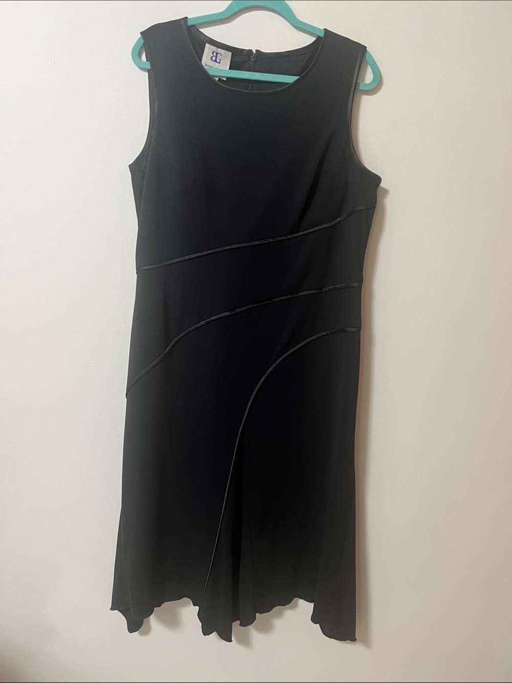 Sleeveless Black Midi Dress with Curved Panel Detailing size 18